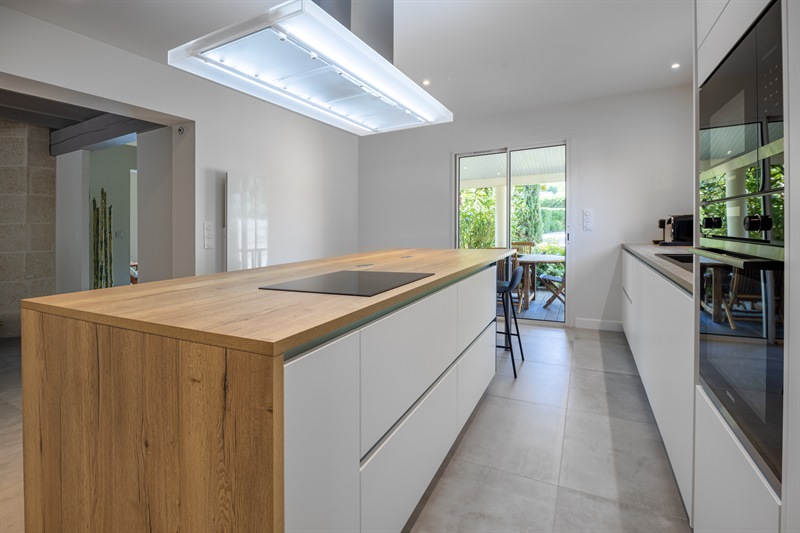 Cuisine de style contemporain avec grand îlot à Sainte-Eulalie 7