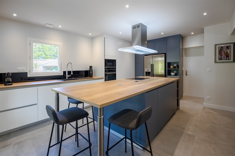 Cuisine de style contemporain avec grand îlot à Sainte-Eulalie 8