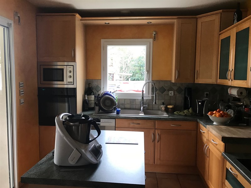 Cuisine de style contemporain avec grand îlot à Sainte-Eulalie | Raison Home - 9