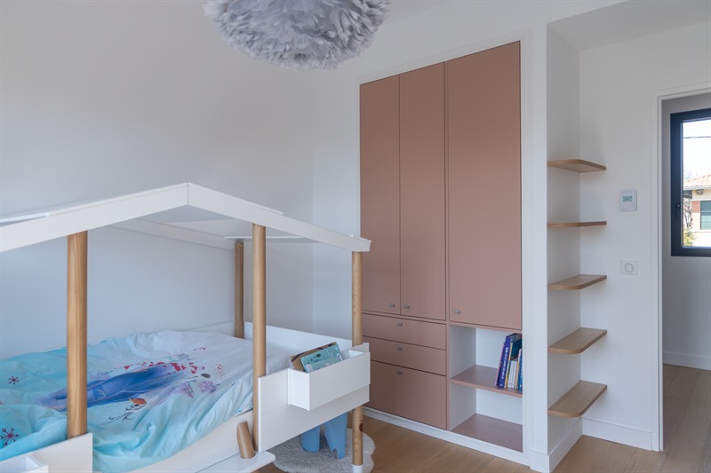 Placard rose sur-mesure pour chambre enfant à Andernos-les-Bains 1