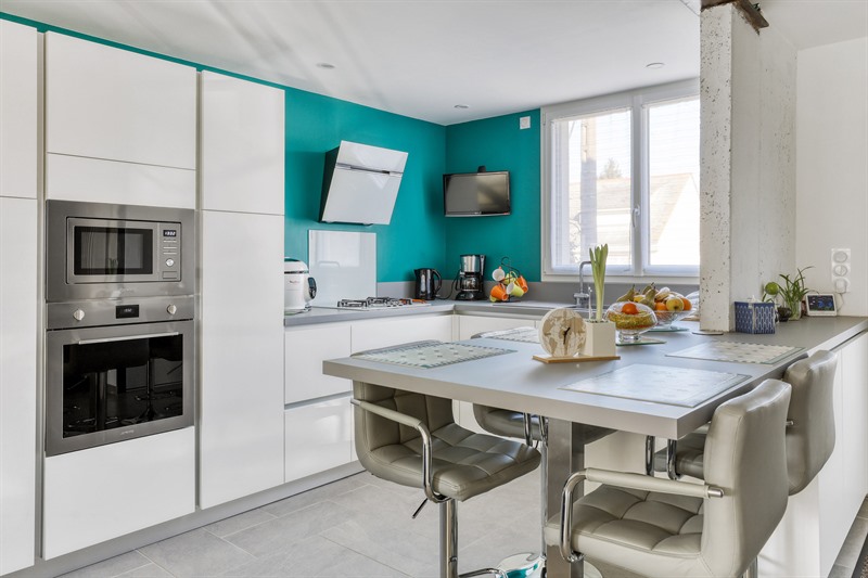 Cuisine ouverte de style contemporain blanc à Baugé en Anjou| Raison Home - 2