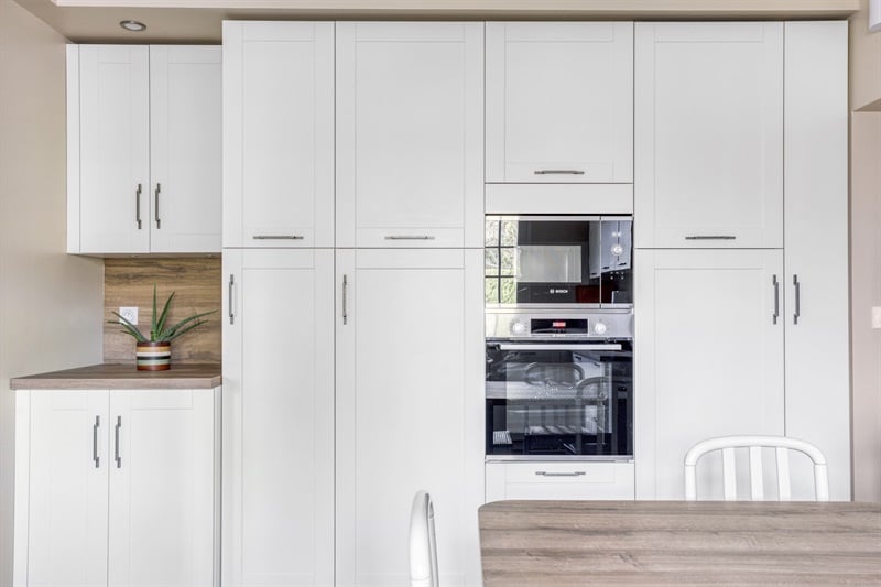 Cuisine fermée contemporaine bois et blanc à La Flèche | Raison Home - 3