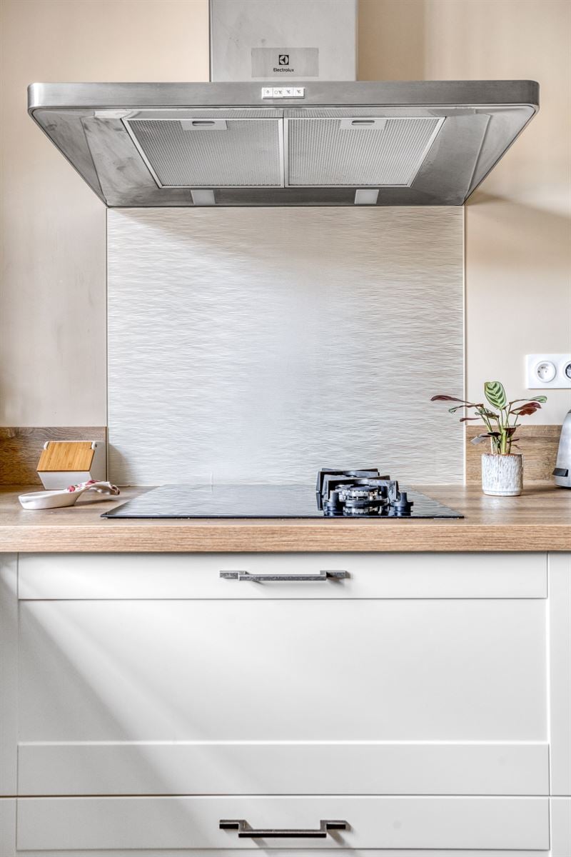 Cuisine fermée contemporaine bois et blanc à La Flèche | Raison Home - 8