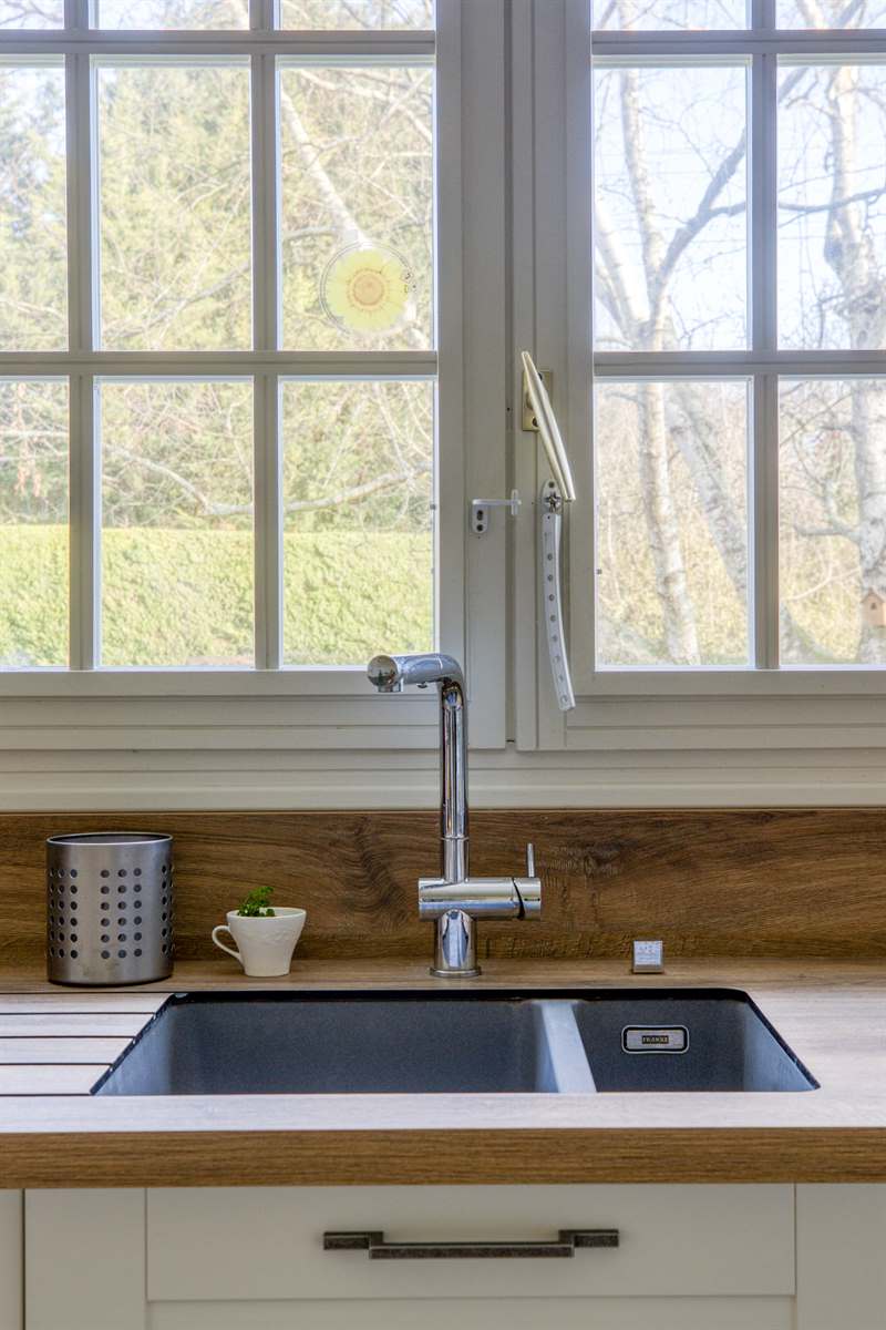 Cuisine fermée contemporaine bois et blanc à La Flèche | Raison Home - 10