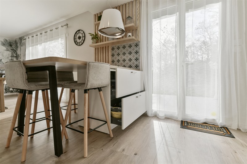 Cuisine ouverte bois et blanc au Mans | Raison Home - 8