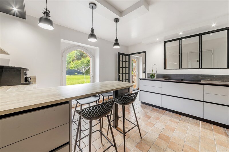 Cuisine fermée de style moderne bois, noir et beige à Precigne 8