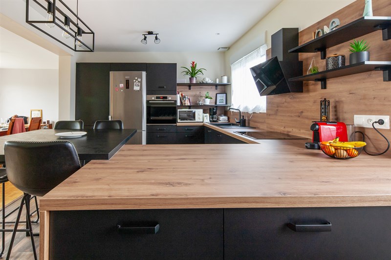 Cuisine de style industrielle bois foncé et noir au Havre | Raison Home - 4