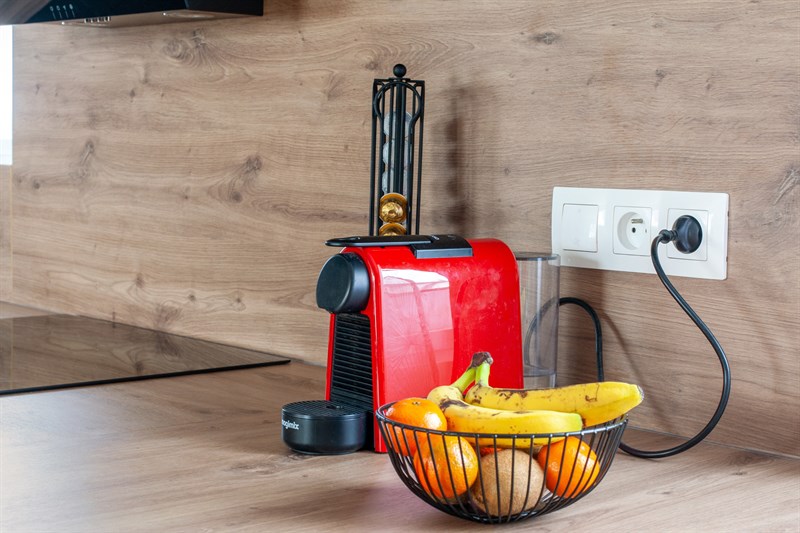 Cuisine de style industrielle bois foncé et noir au Havre | Raison Home - 7