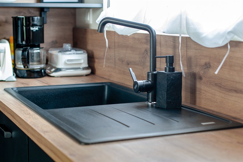 Cuisine de style industrielle bois foncé et noir au Havre | Raison Home - 8