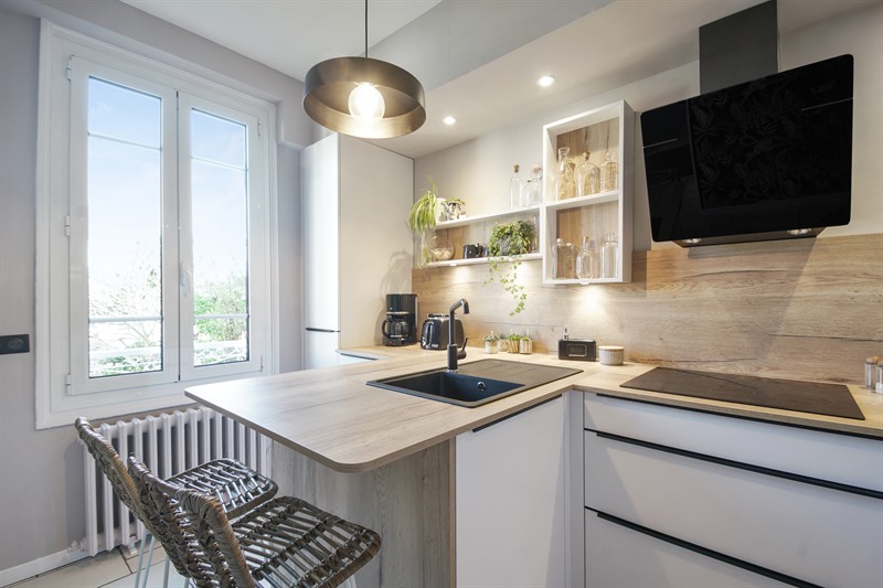 Cuisine contemporaine blanche et bois au Havre | Raison Home - 2