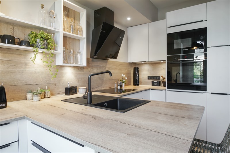 Cuisine contemporaine blanche et bois au Havre | Raison Home - 3