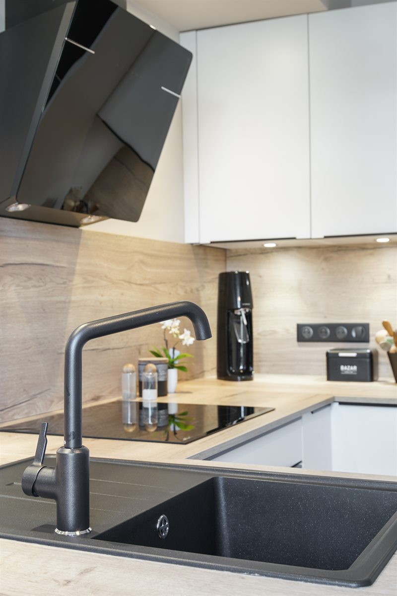 Cuisine contemporaine blanche et bois au Havre | Raison Home - 5