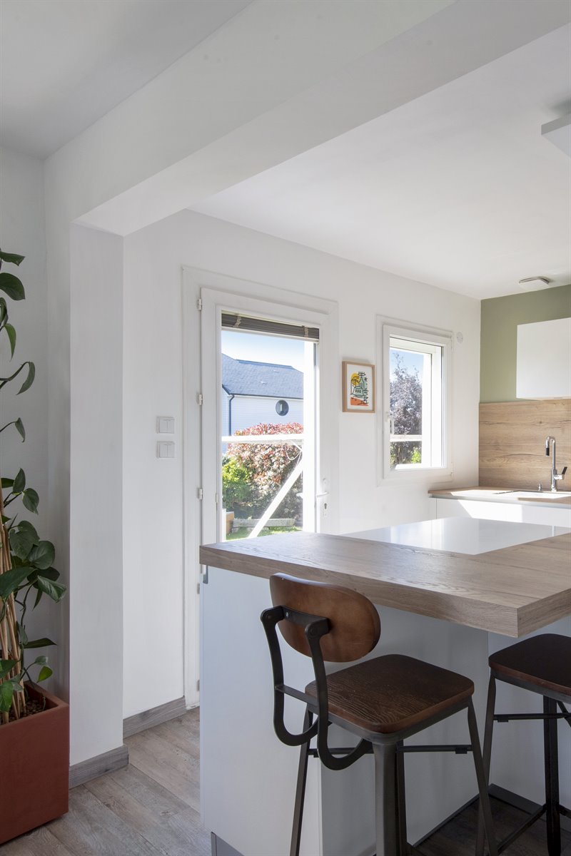 Cuisine de style moderne blanc et bois à Saint-Martin-du-Manoir | Raison Home - 7