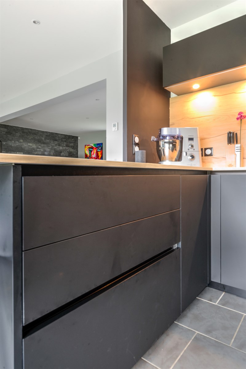 Cuisine en U de style moderne bois et noir à Saint-Jouin Bruneval | Raison Home - 3