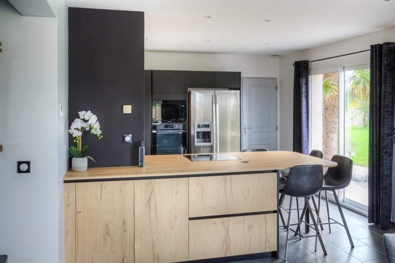 Cuisine en U de style moderne bois et noir à Saint-Jouin Bruneval | Raison Home - 6