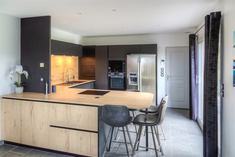 Cuisine en U de style moderne bois et noir à Saint-Jouin Bruneval | Raison Home - 7