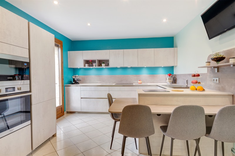 Cuisine fermée de style moderne gris à Octeville-sur-Mer | Raison Home - 1