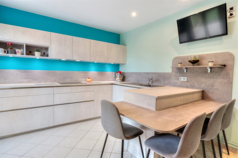 Cuisine fermée de style moderne gris à Octeville-sur-Mer | Raison Home - 2