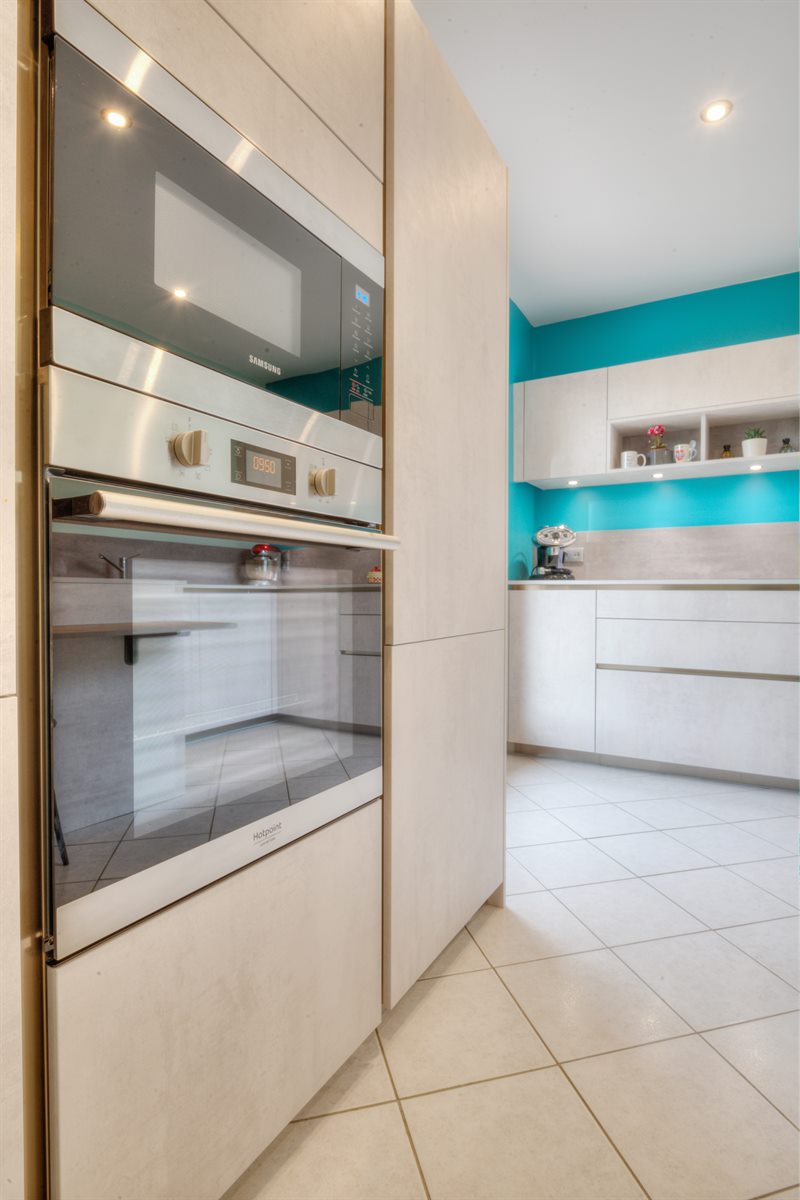 Cuisine fermée de style moderne gris à Octeville-sur-Mer | Raison Home - 5