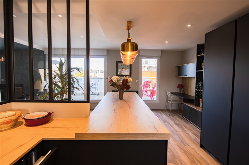 Cuisine ouverte de style moderne bois et noir au Havre | Raison Home - 2