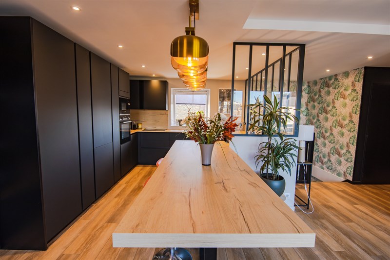 Cuisine ouverte de style moderne bois et noir au Havre | Raison Home - 9