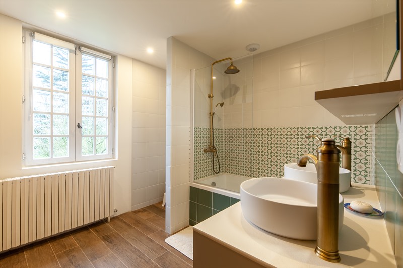 Salle de bains de style campagne bois et beige à Saint-Aubin Routot | Raison Home - 2
