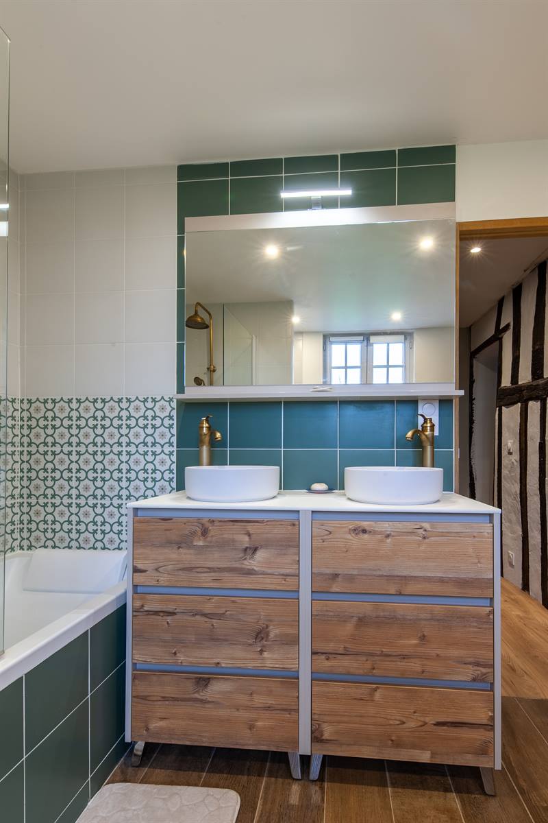 Salle de bains de style campagne bois et beige à Saint-Aubin Routot | Raison Home - 3