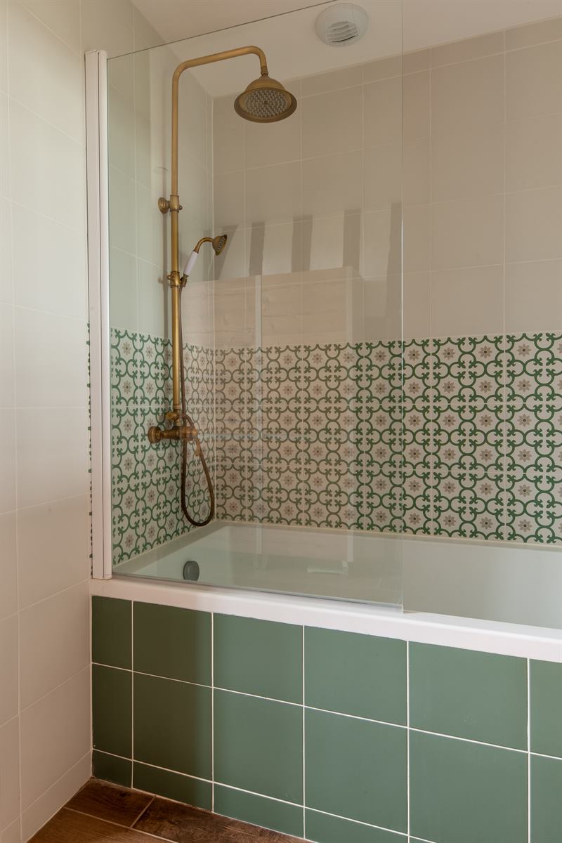 Salle de bains de style campagne bois et beige à Saint-Aubin Routot 4