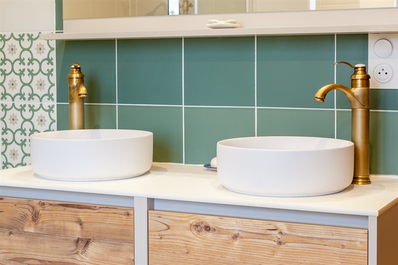 Salle de bains de style campagne bois et beige à Saint-Aubin Routot | Raison Home - 5