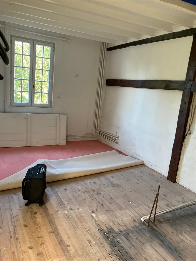 Salle de bains de style campagne bois et beige à Saint-Aubin Routot 6