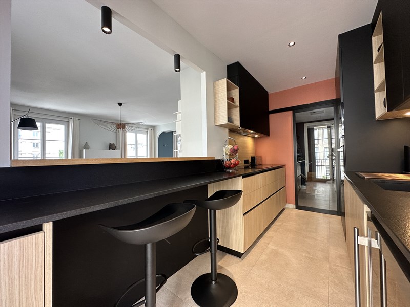 Cuisine fermée de style moderne bois et noir à Le Havre | Raison Home - 1