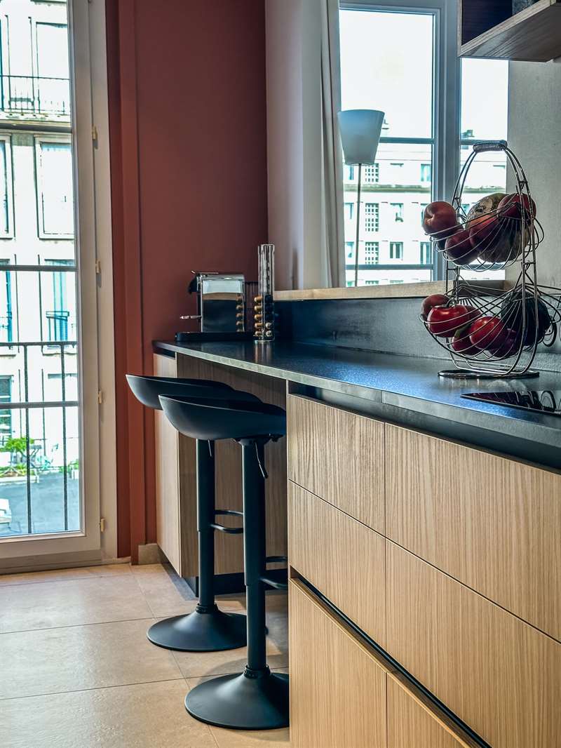 Cuisine fermée de style moderne bois et noir à Le Havre | Raison Home - 3