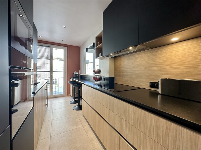 Cuisine fermée de style moderne bois et noir à Le Havre | Raison Home - 6