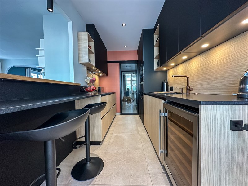 Cuisine fermée de style moderne bois et noir à Le Havre | Raison Home - 7