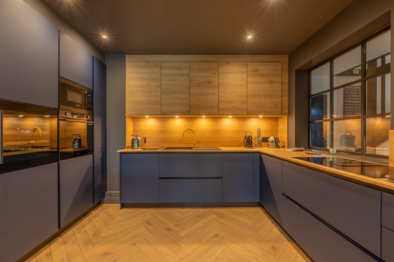 Cuisine ouverte de style moderne bois et bleu au Havre | Raison Home - 1