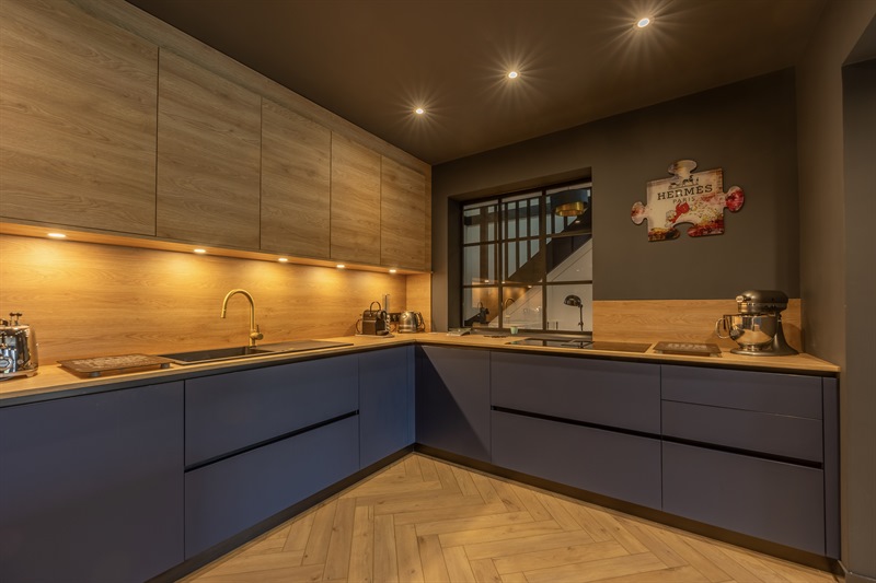 Cuisine ouverte de style moderne bois et bleu au Havre | Raison Home - 2