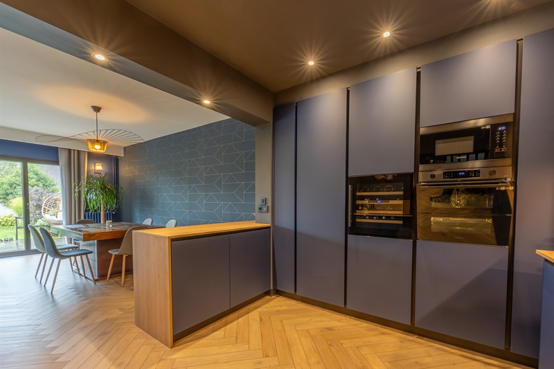 Cuisine ouverte de style moderne bois et bleu au Havre | Raison Home - 4