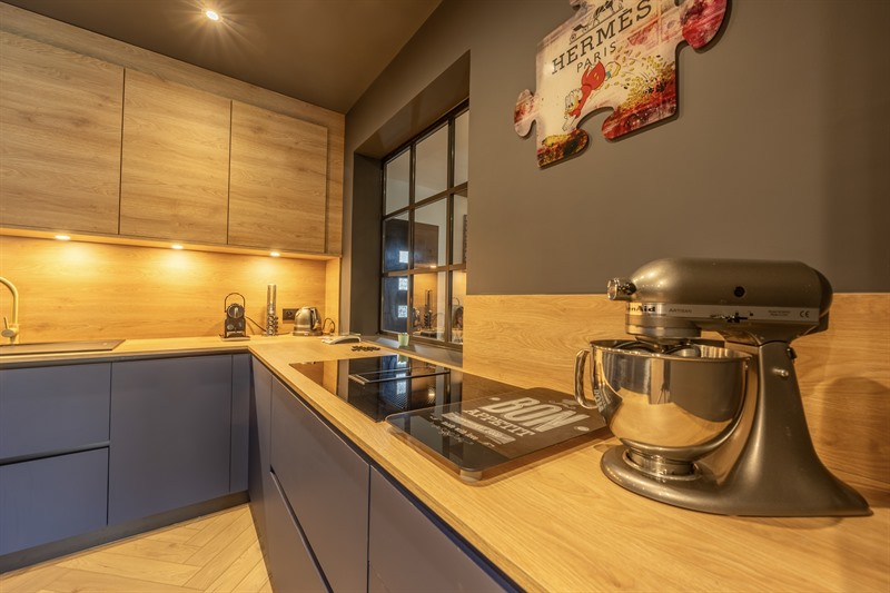 Cuisine ouverte de style moderne bois et bleu au Havre | Raison Home - 5