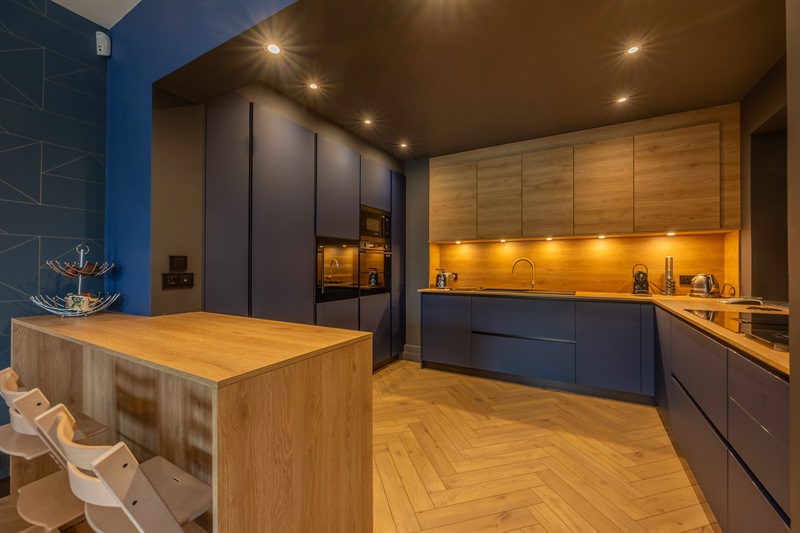 Cuisine ouverte de style moderne bois et bleu au Havre | Raison Home - 8