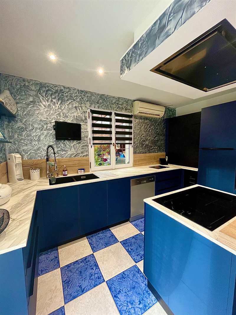 Cuisine moderne bois, blanc et bleu roi à Gonfreville l'Orcher 2