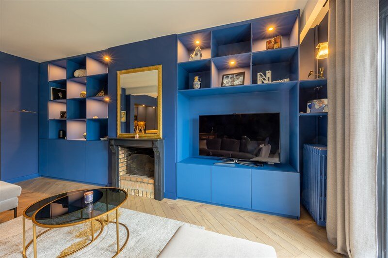 Salon-séjour avec bibliothèque déco bleu au Havre 3