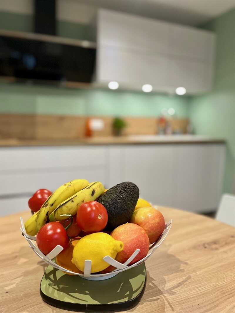 Cuisine fermée de style moderne bois et blanc à Montivilliers 4