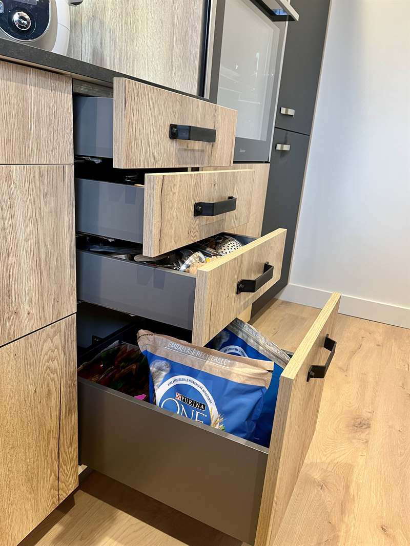 Cuisine fermée de style campagne bois et noir à Cauville-sur-Mer 6