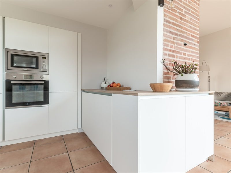 Cuisine de style moderne bois et blanc à Leguevin | Raison Home - 4