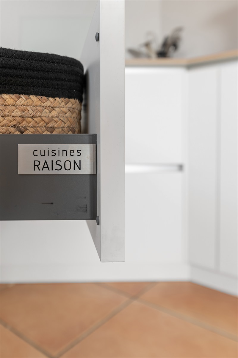 Cuisine de style moderne bois et blanc à Leguevin | Raison Home - 10