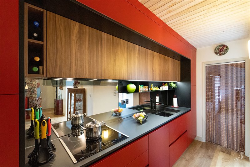 Cuisine ouverte de style contemporain bois, noir et rouge à Albi | Raison Home - 1