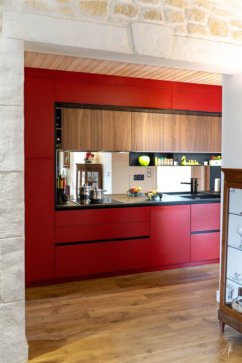 Cuisine ouverte de style contemporain bois, noir et rouge à Albi | Raison Home - 2