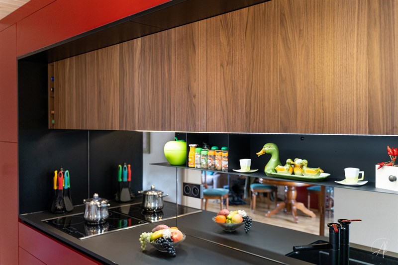 Cuisine ouverte de style contemporain bois, noir et rouge à Albi | Raison Home - 3