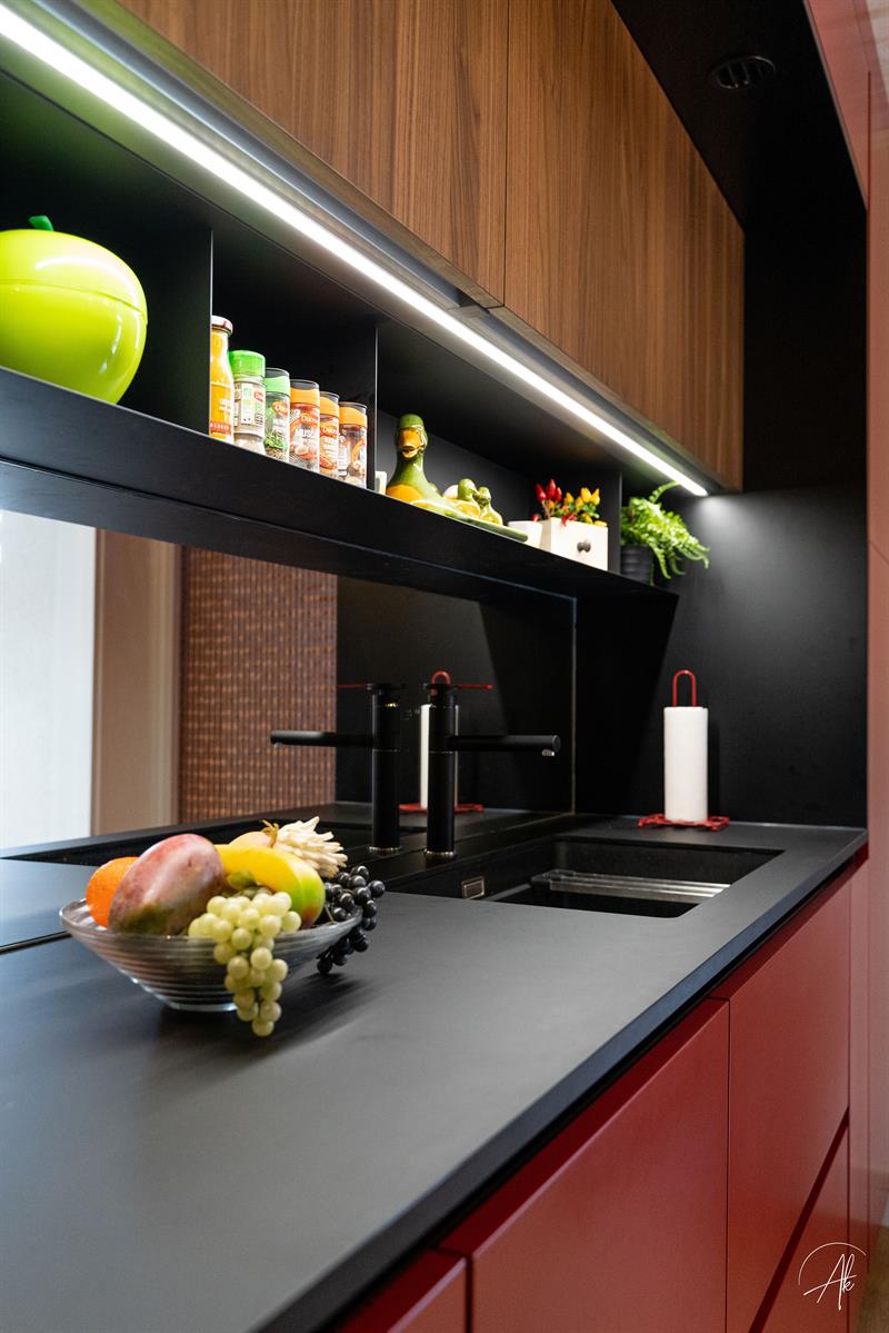 Cuisine ouverte de style contemporain bois, noir et rouge à Albi | Raison Home - 4