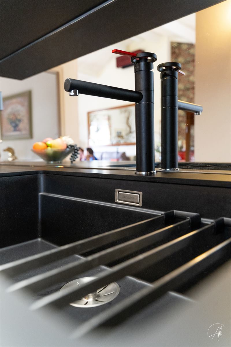 Cuisine ouverte de style contemporain bois, noir et rouge à Albi | Raison Home - 10